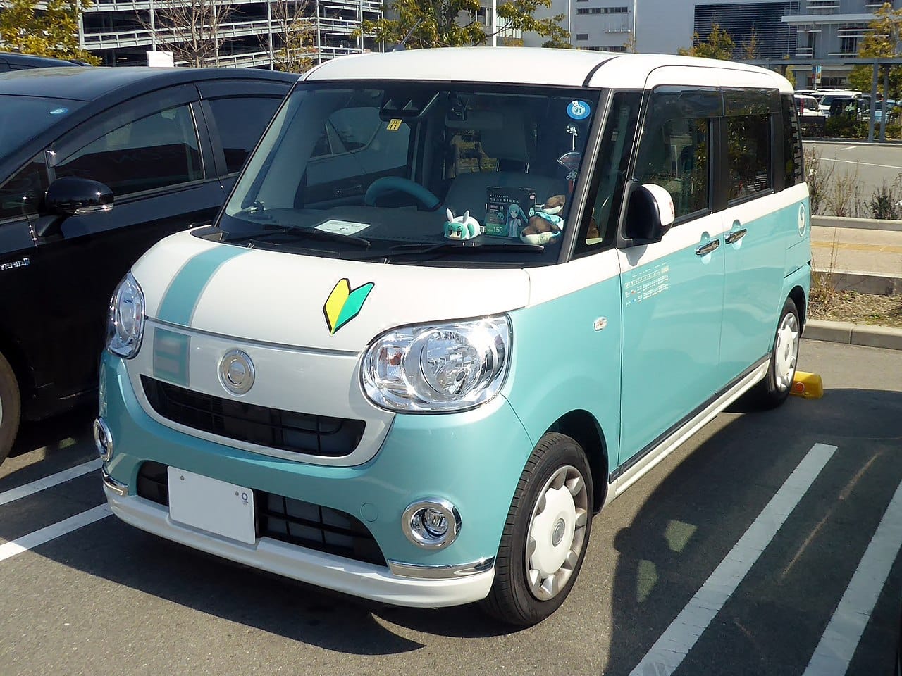 1280px-Daiahtsu_MOVE_Canbus_G'Make-up_Limited_SA_III'HATSUNE_MIKU_Limited_Package_(5BA-LA800S-GBVF)_front